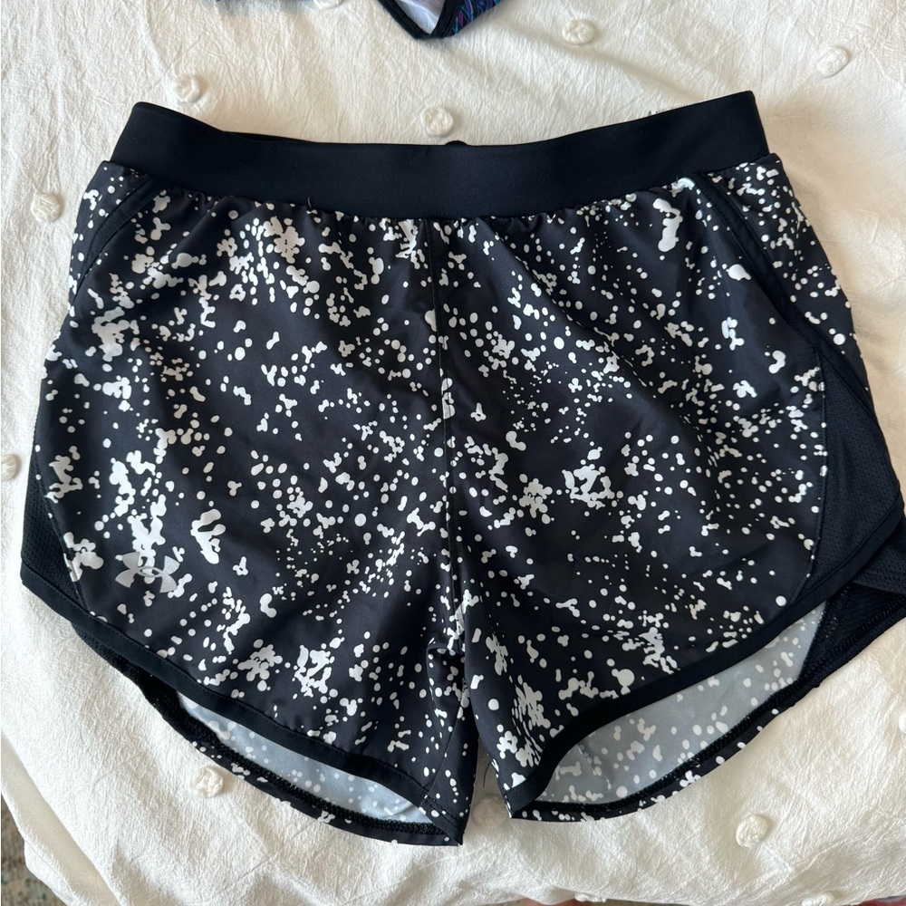 Under armor shorts. Worn once. Size XS